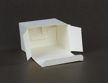 Простая квадратная белая конфета кладет коробки в коробку печенья небольшого размера облегченные белые